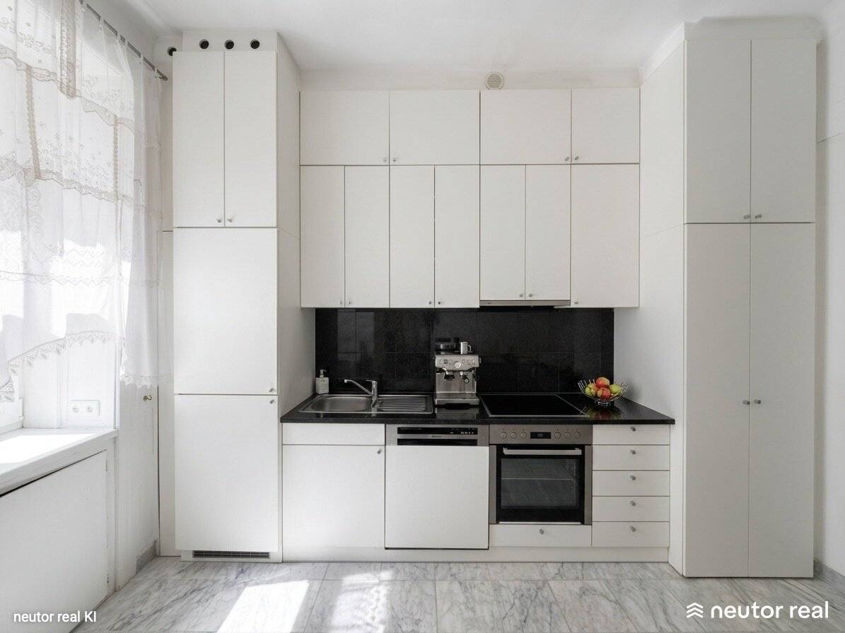 Spacious 4-room apartment with 113 m² | Partly renovated period building | with elevator