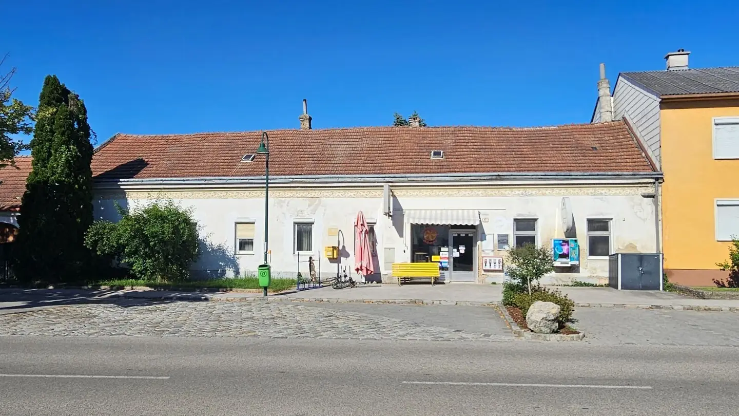 Spacious building plot of approx. 3.600 m² in central village location on the outskirts of Vienna