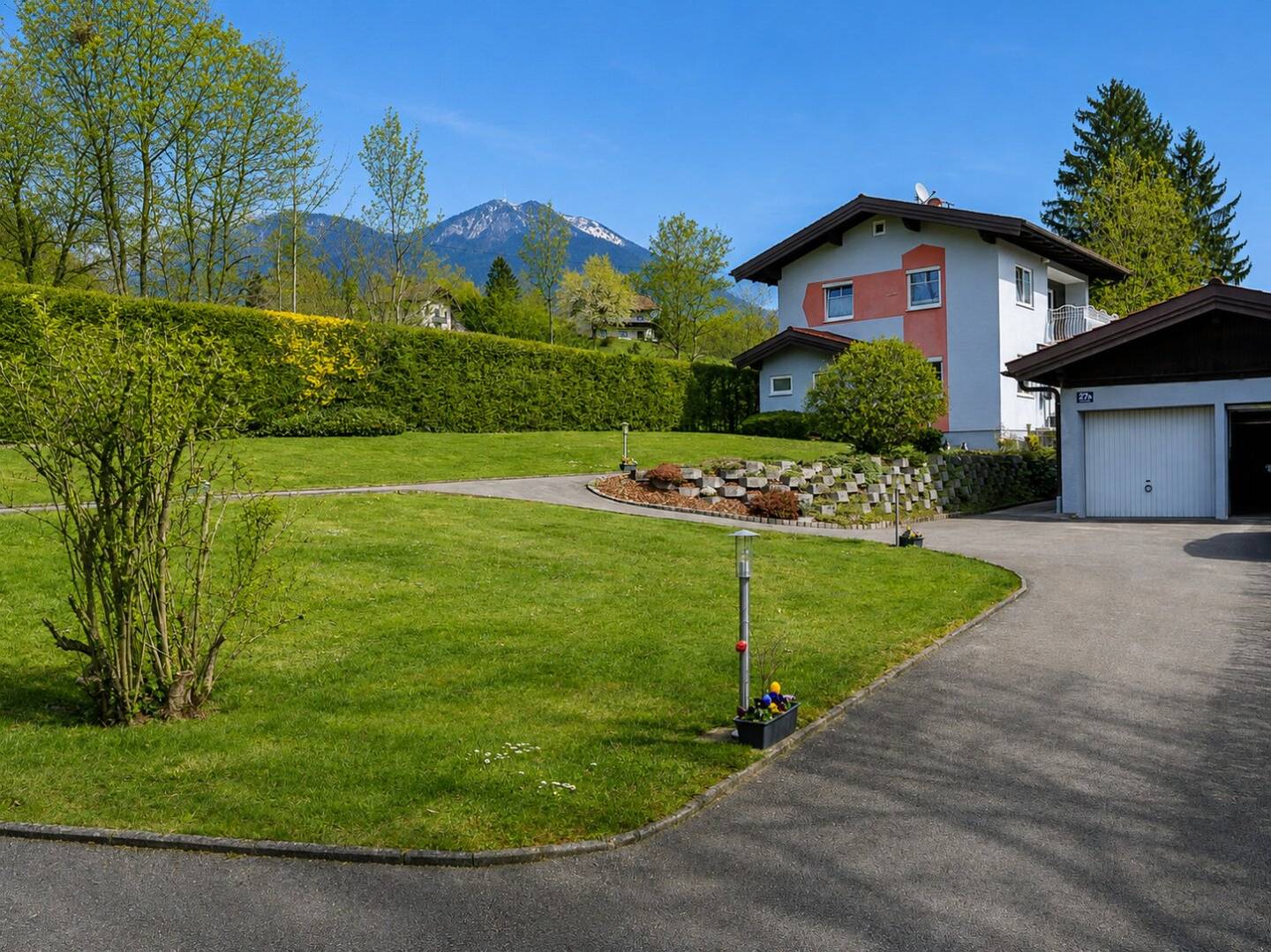 House with approx. 1.016 m² plot in Salzburg, view location and space for a second house