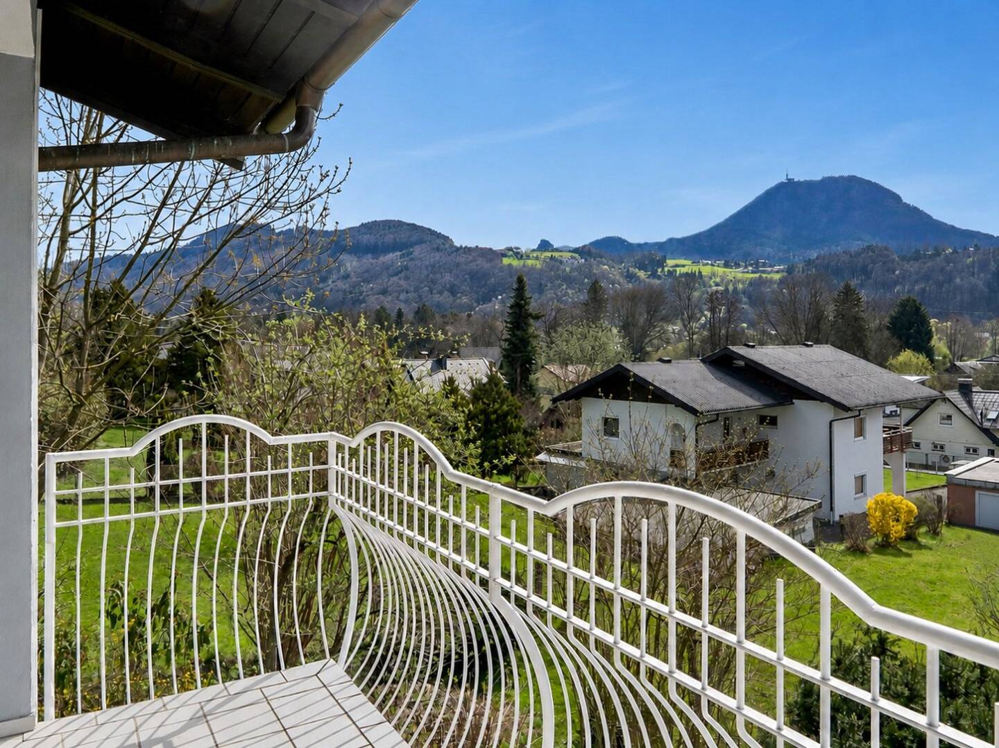 House with approx. 1.016 m² plot in Salzburg, view location and space for a second house