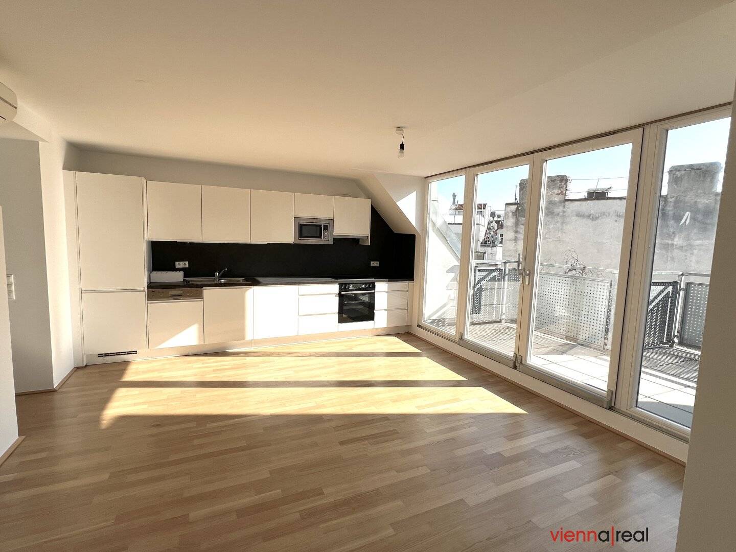 Großzügige und lichtdurchflutete 5-Zimmer Maisonette mit Galerieflächen und 2 Terrassen am Spittelauer Platz