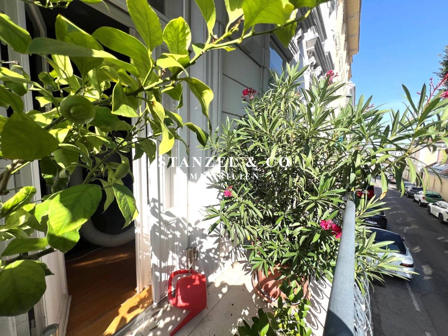 KLASSISCHES ALTBAUAPARTMENT MIT KLEINEM SÜDBALKON
