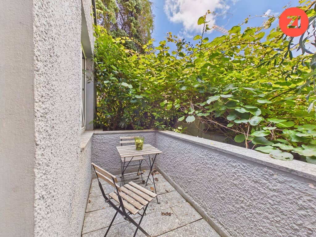Lichtdurchflutete Altbauwohnung mit ruhiger Innenhofterrasse