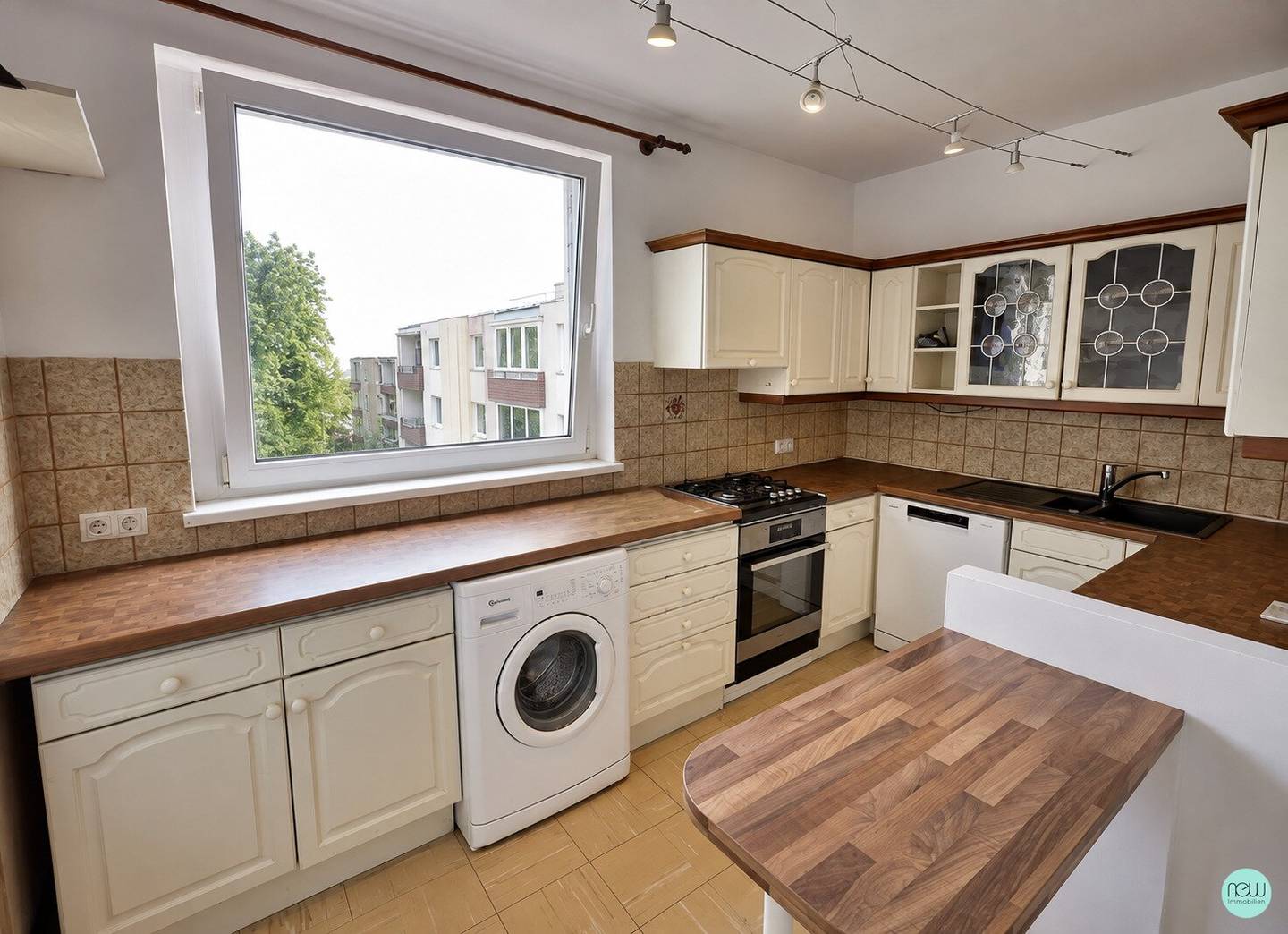 Spacious 3-room apartment in Gießhübl with two loggias and parking space