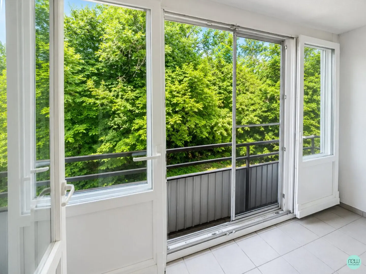 Spacious 3-room apartment in Gießhübl with two loggias and parking space