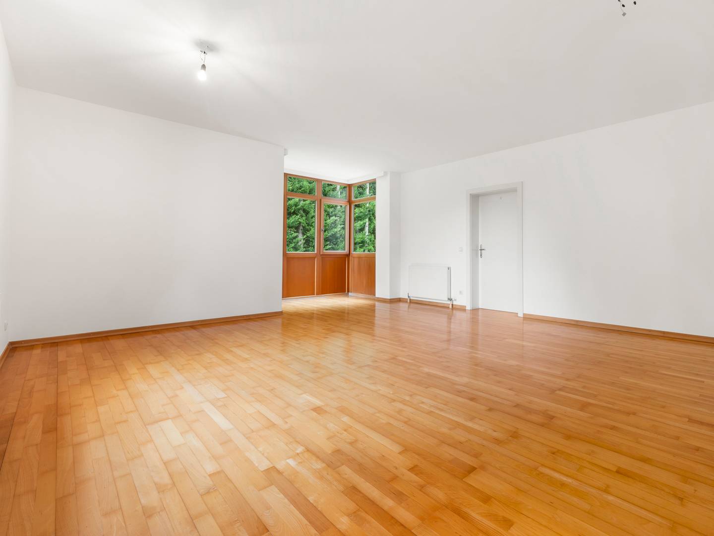 Renovated apartment with large hobby room and two parking spaces