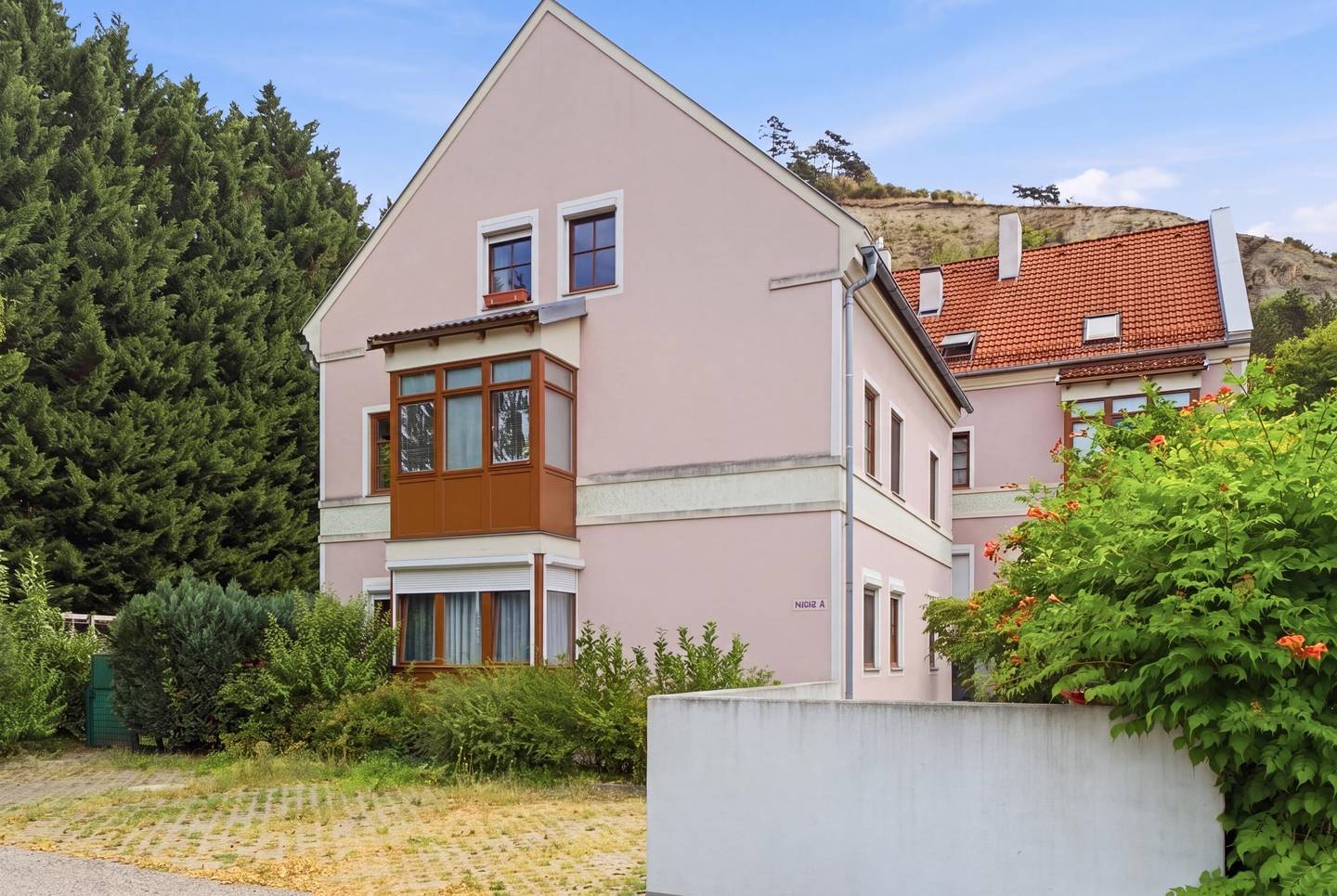 Renovated apartment with large hobby room and two parking spaces