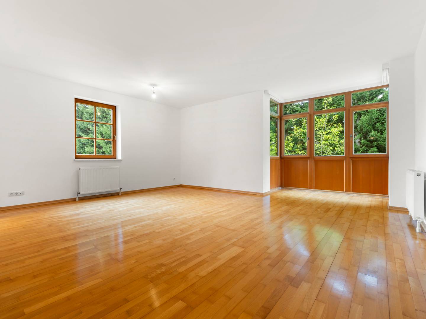 Renovated apartment with large hobby room and two parking spaces