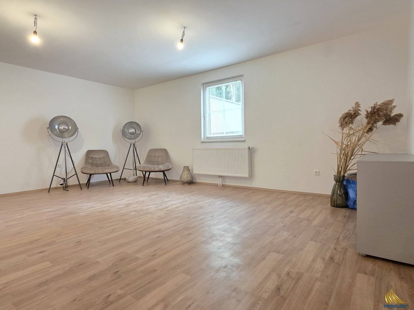 Kernsaniertes Büro mit Gemeinschaftsgarten – KFZ Stellplatz - inkl. Küche - 2 Zimmer