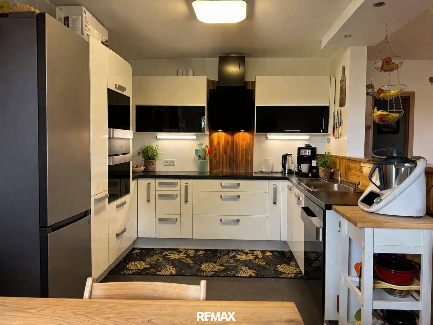 Beautiful, spacious terraced house (condominium) in a quiet and idyllic green area near center