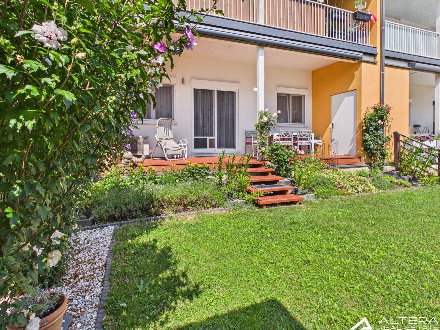 Wohnen im Grünen – Gartenwohnung mit Terrasse und 2 Carports!!