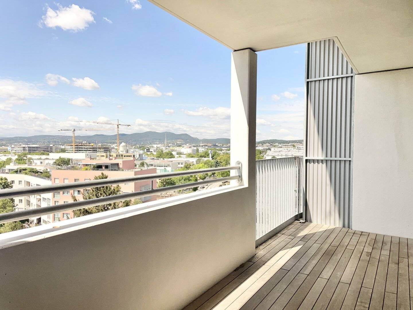 COMMISSION-FREE FROM THE OWNER! BEAUTIFUL 2-ROOM APARTMENT WITH LOGGIA AND GREAT VIEW!