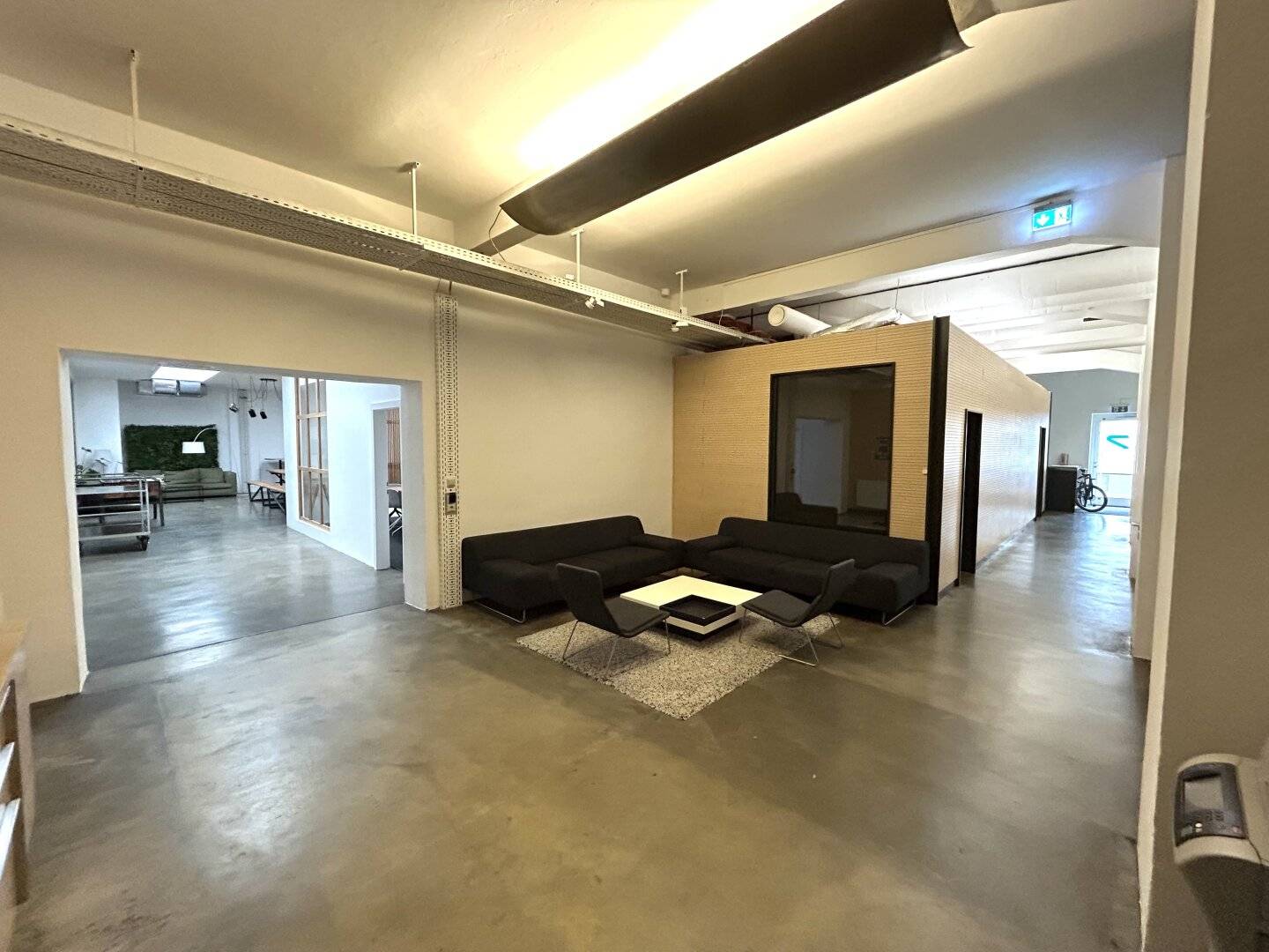 Attractive commercial space for production, studio and office including 8 parking spaces and terrace