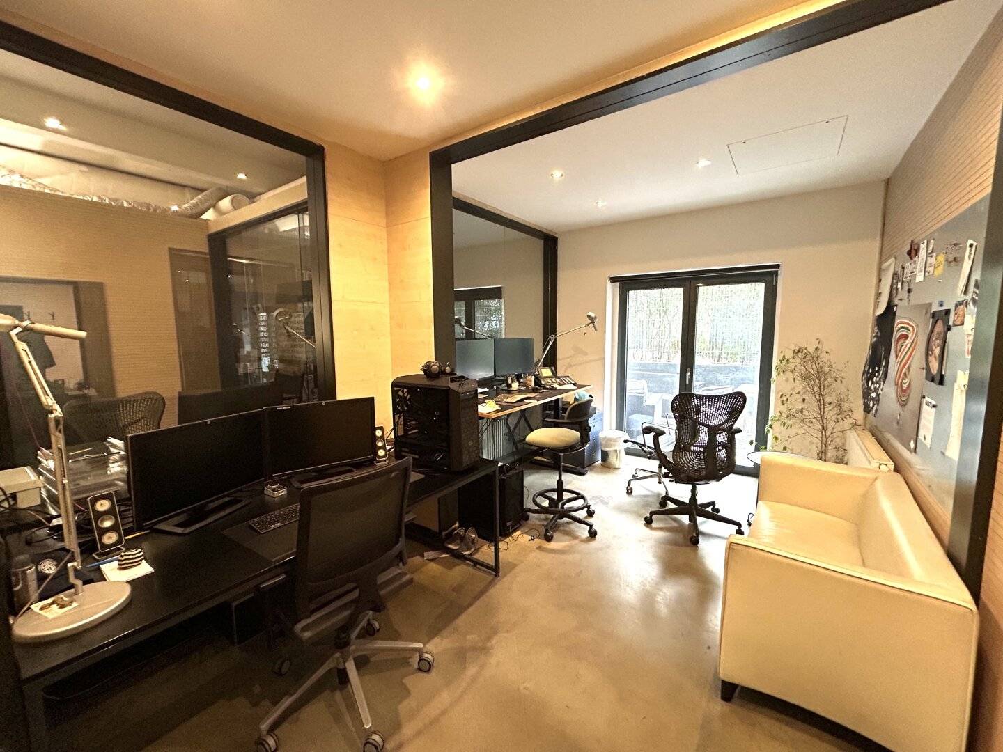 Attractive commercial space for production, studio and office including 8 parking spaces and terrace
