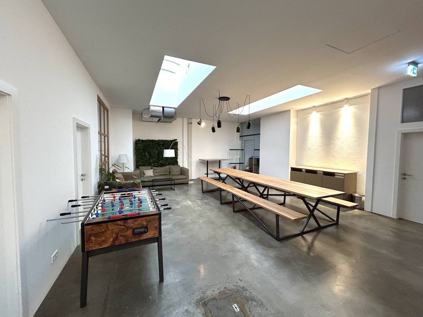 Attractive commercial space for production, studio and office including 8 parking spaces and terrace