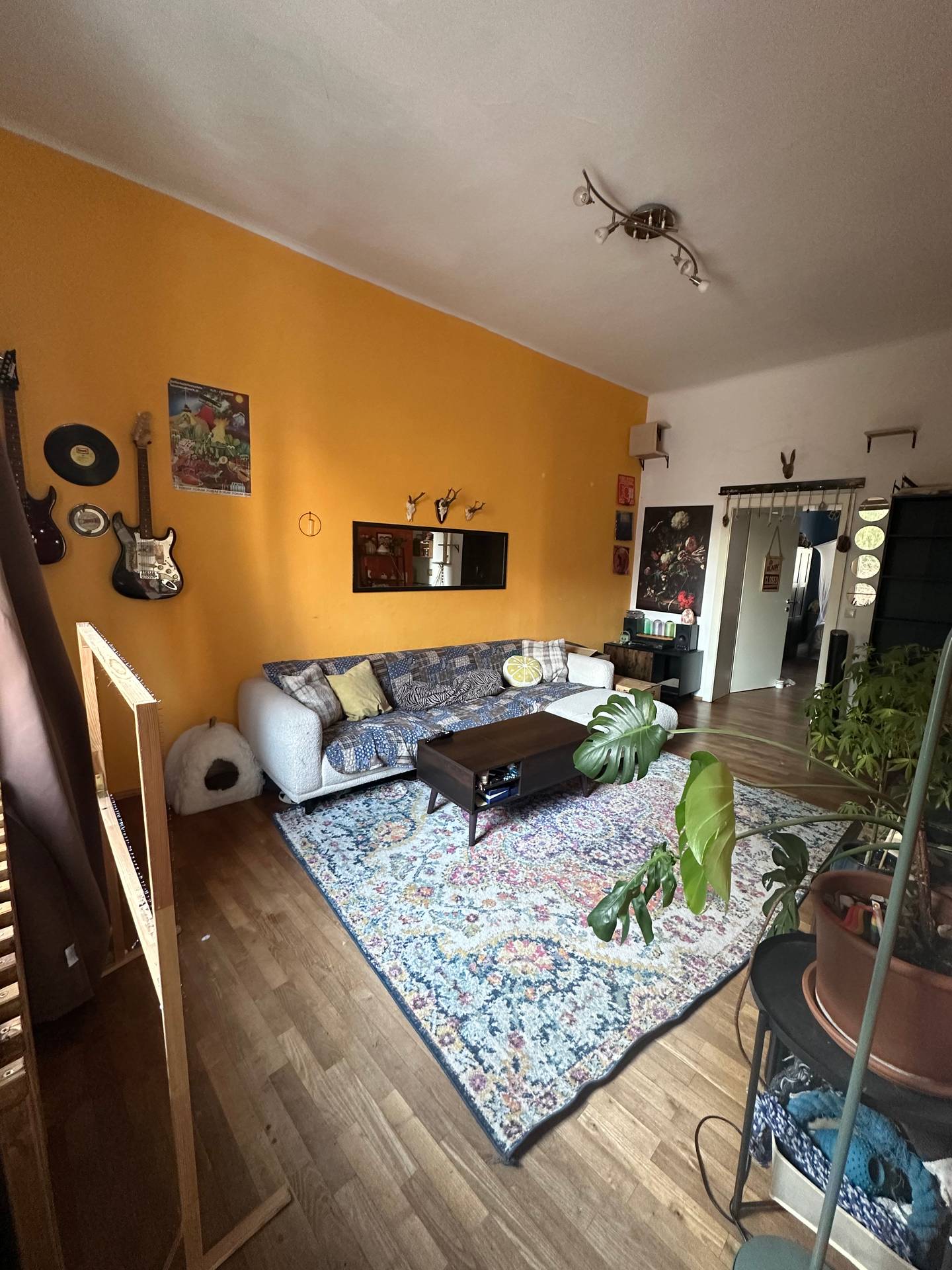 Bright apartment opposite Neue Technik with cellar and underfloor heating