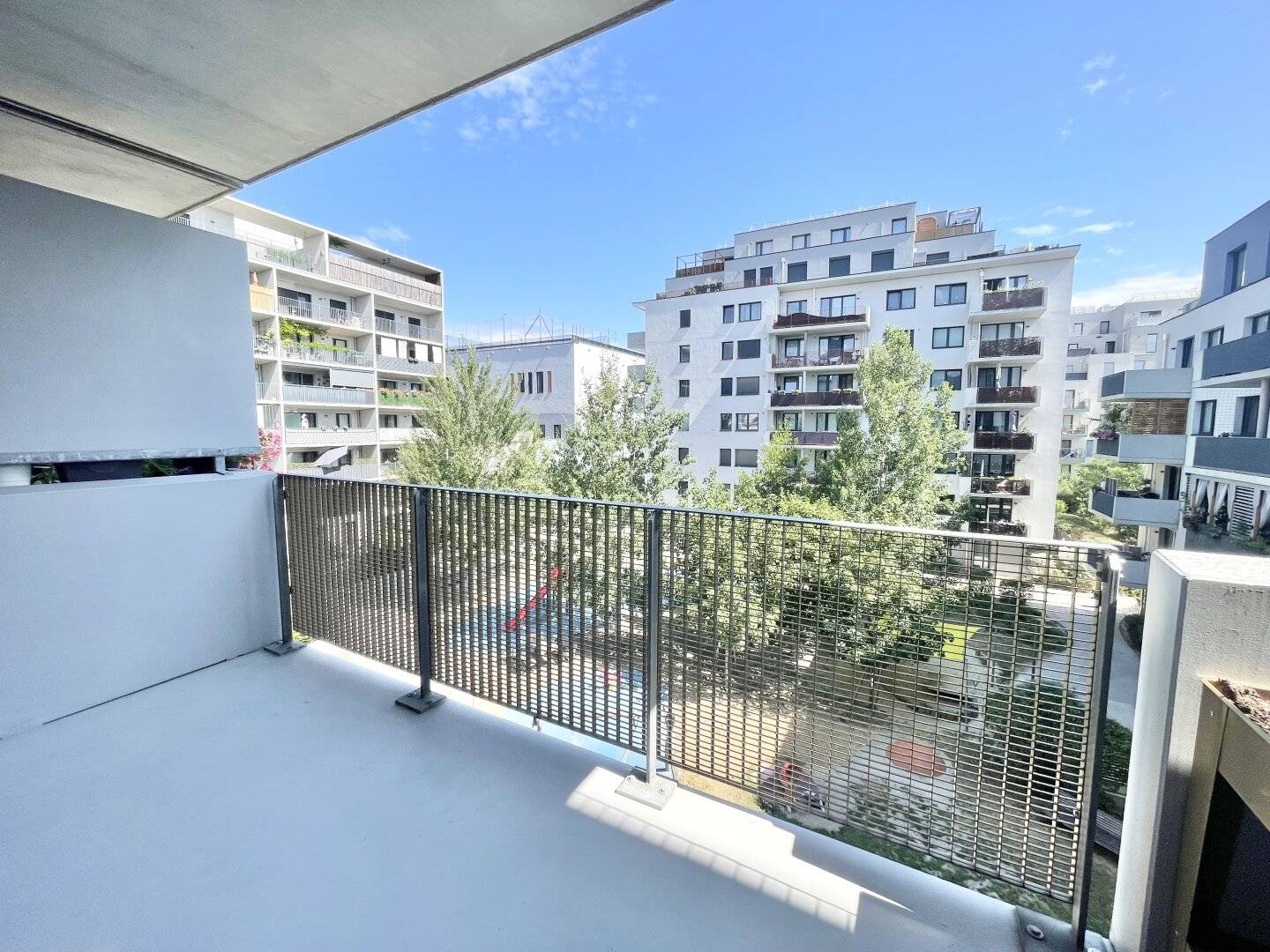COMMISSION-FREE FROM THE OWNER! RIVUS III - GOOD 2-ROOM APARTMENT WITH BALCONY!