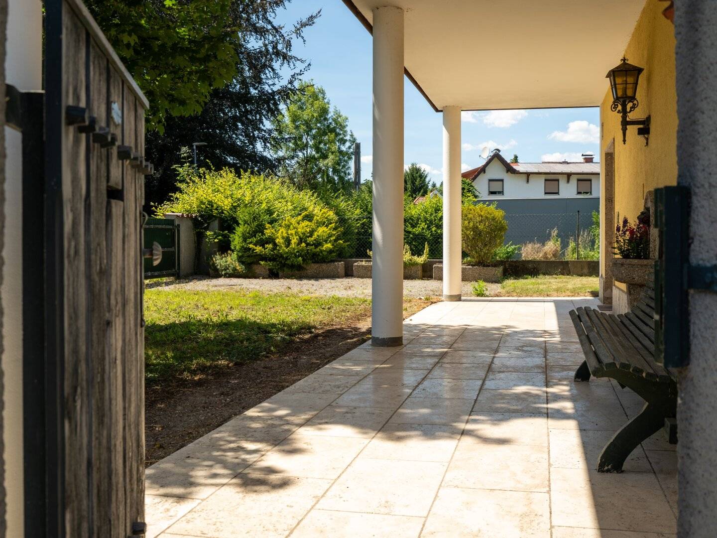 one HOUSE. two IDEAS. | Single family house with retail space in Maxglan | Living and working under one roof