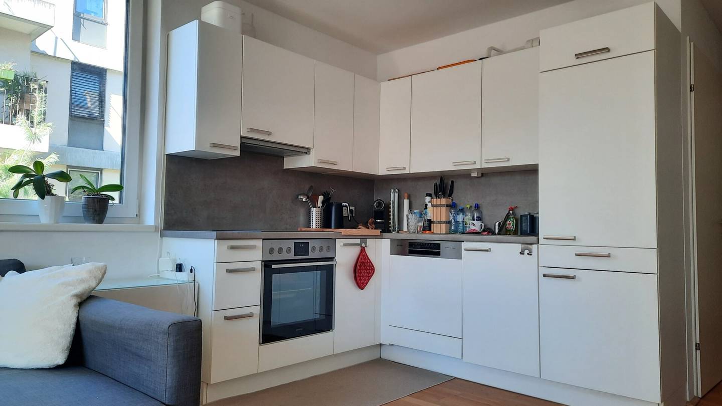 Bright quiet location with balcony and excellent transport connections