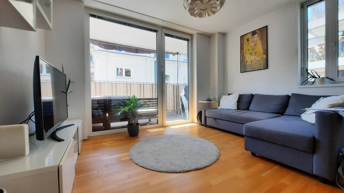 Bright quiet location with balcony and excellent transport connections