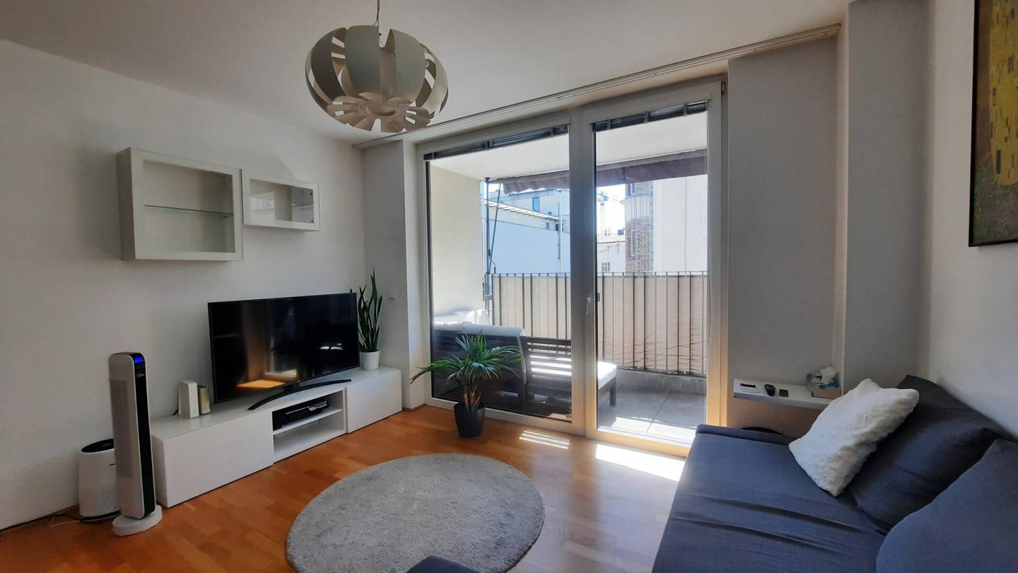 Bright quiet location with balcony and excellent transport connections