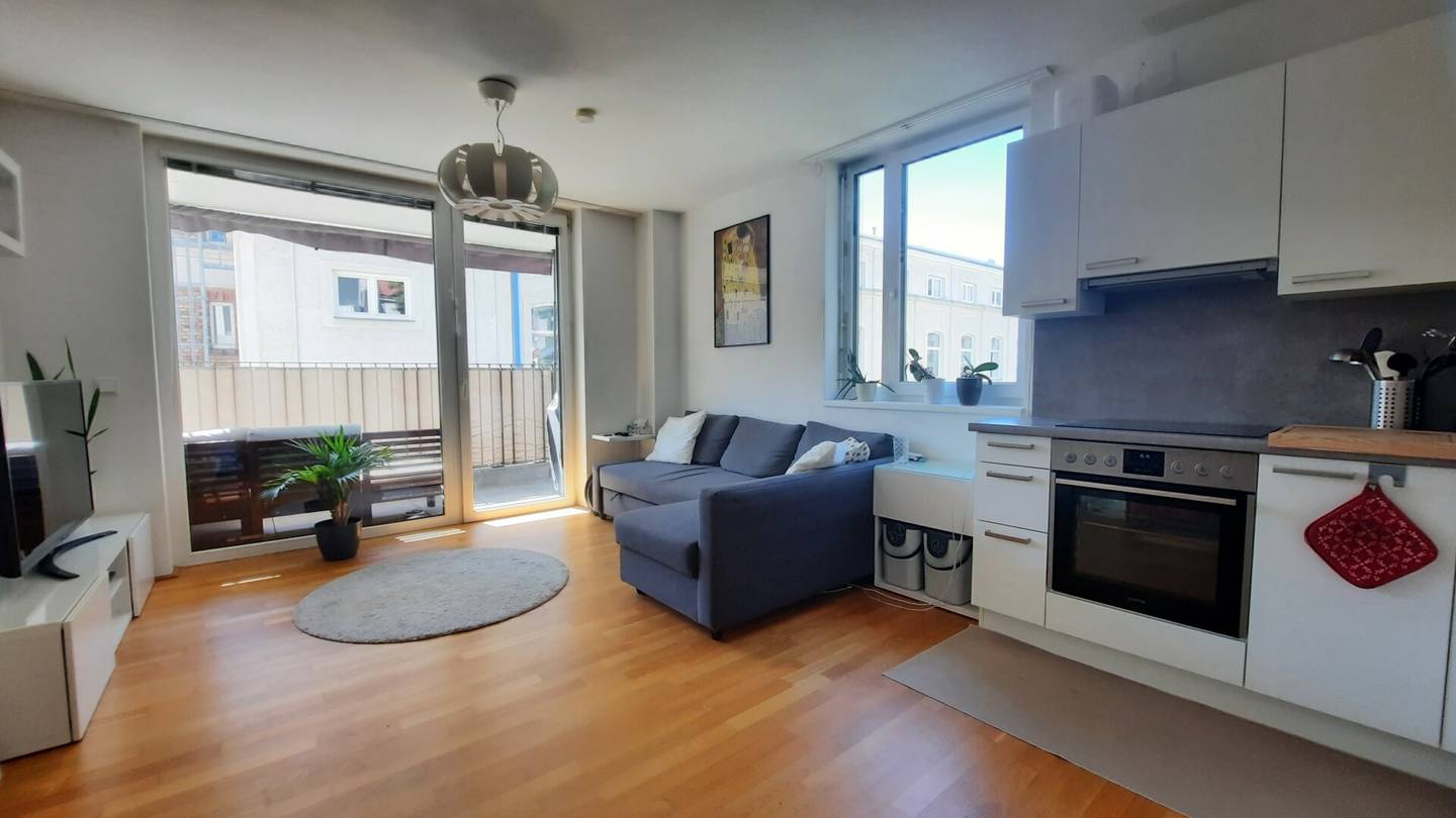 Bright quiet location with balcony and excellent transport connections
