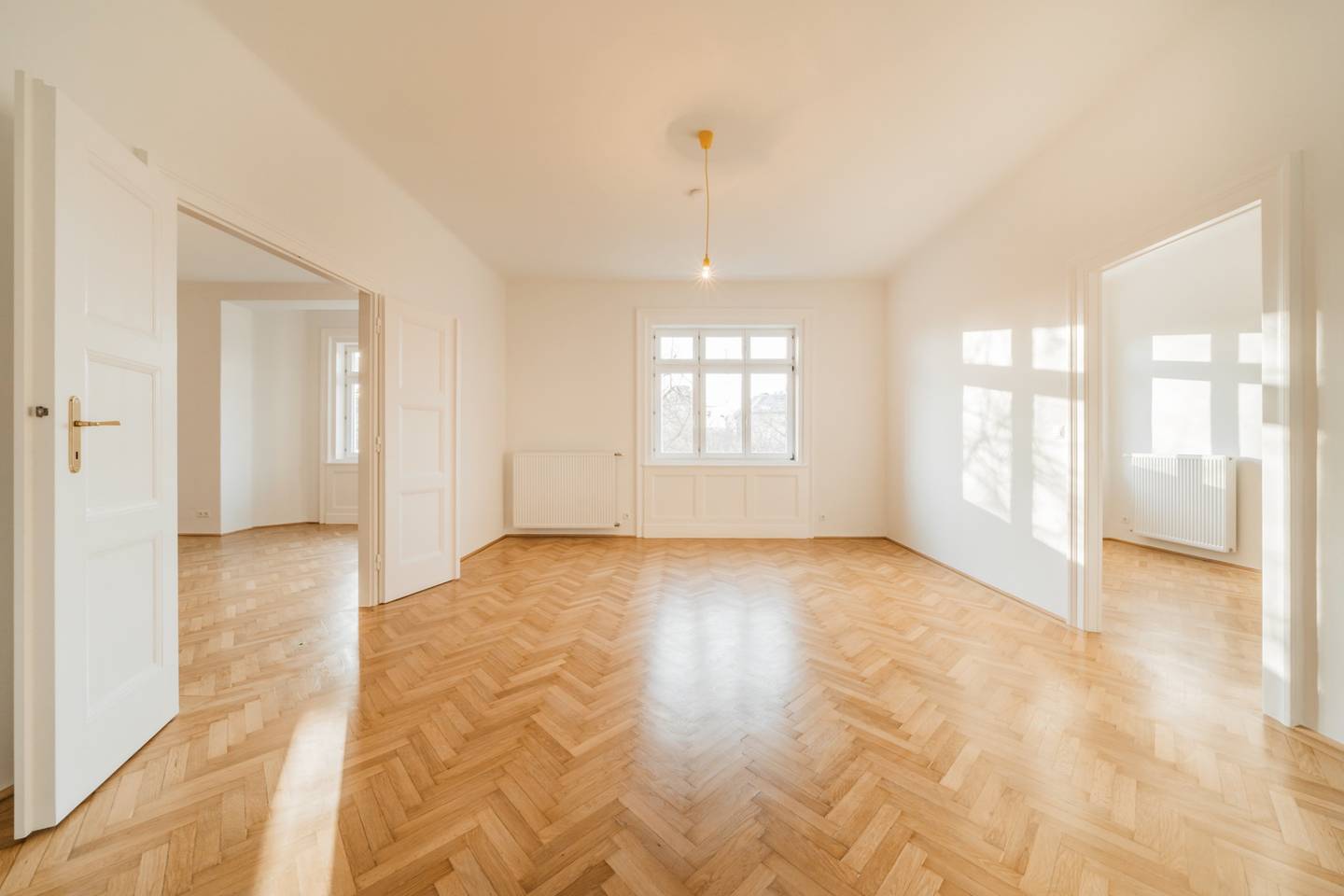 Bright Altbauwohnung with parquet and balcony near Prater