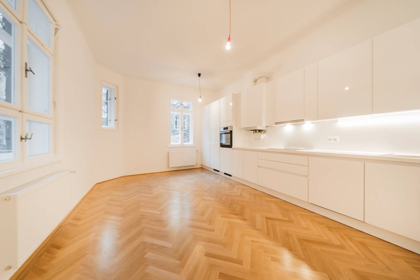 Bright Altbauwohnung with parquet and balcony near Prater