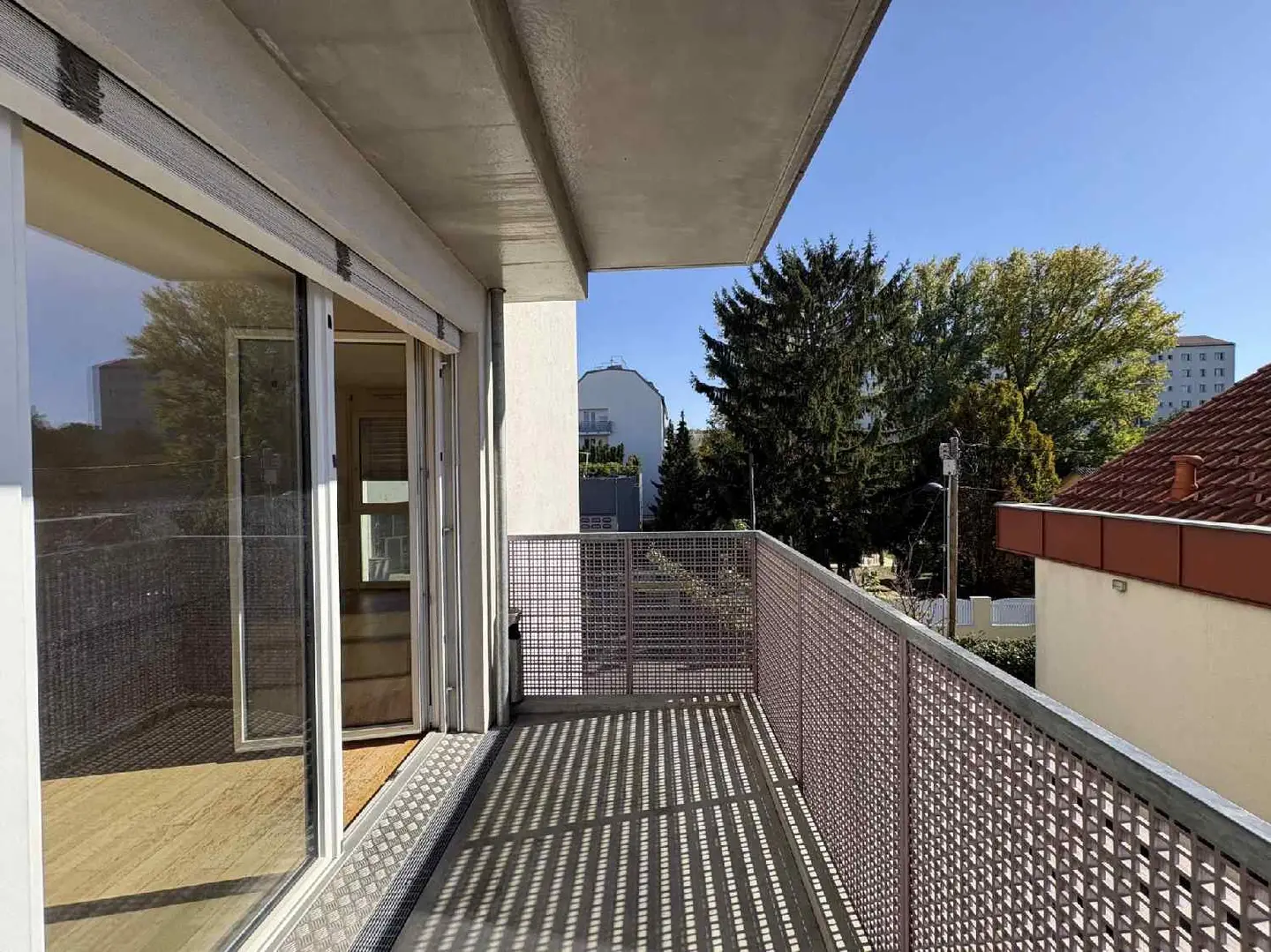 New build apartment with ceiling cooling and sunny balcony