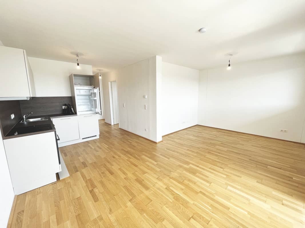 Bright apartment with loggia and ceiling cooling