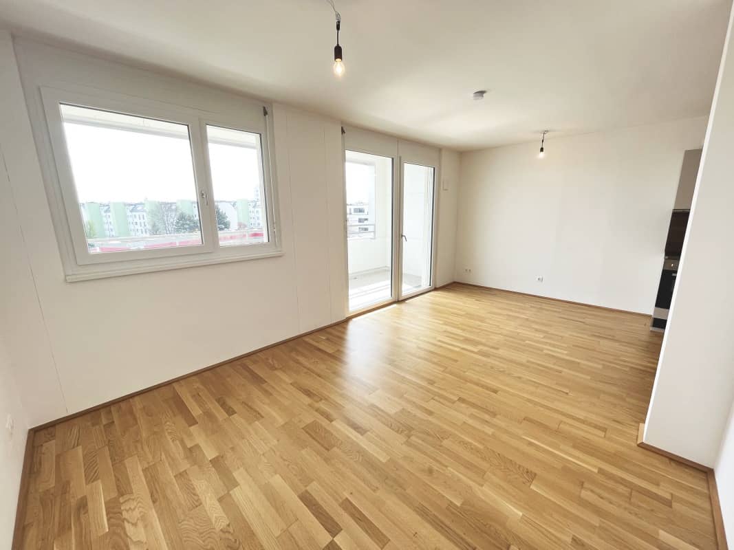 Bright apartment with loggia and ceiling cooling