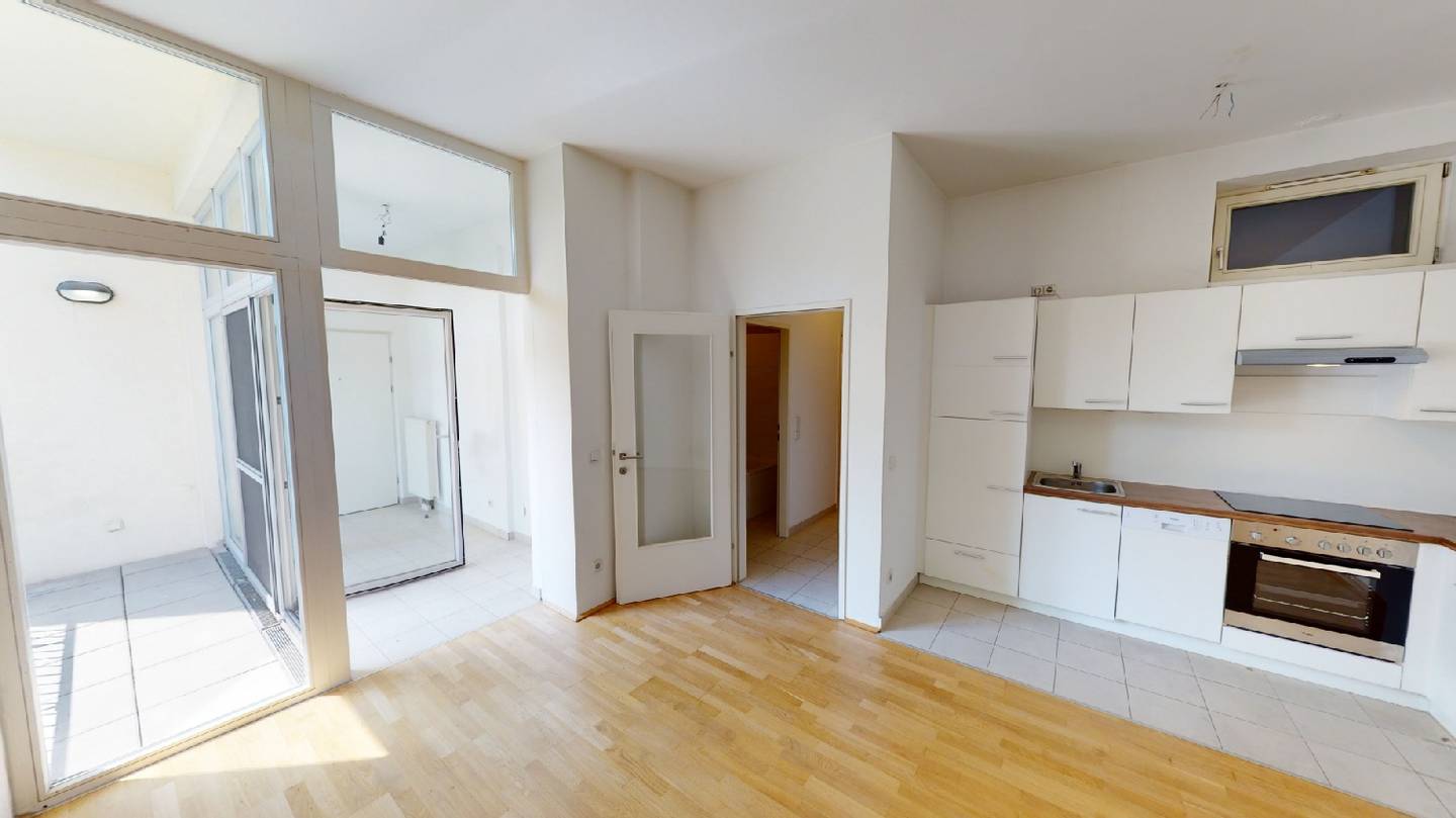 Bright Altbauwohnung with south facing loggia and garden view