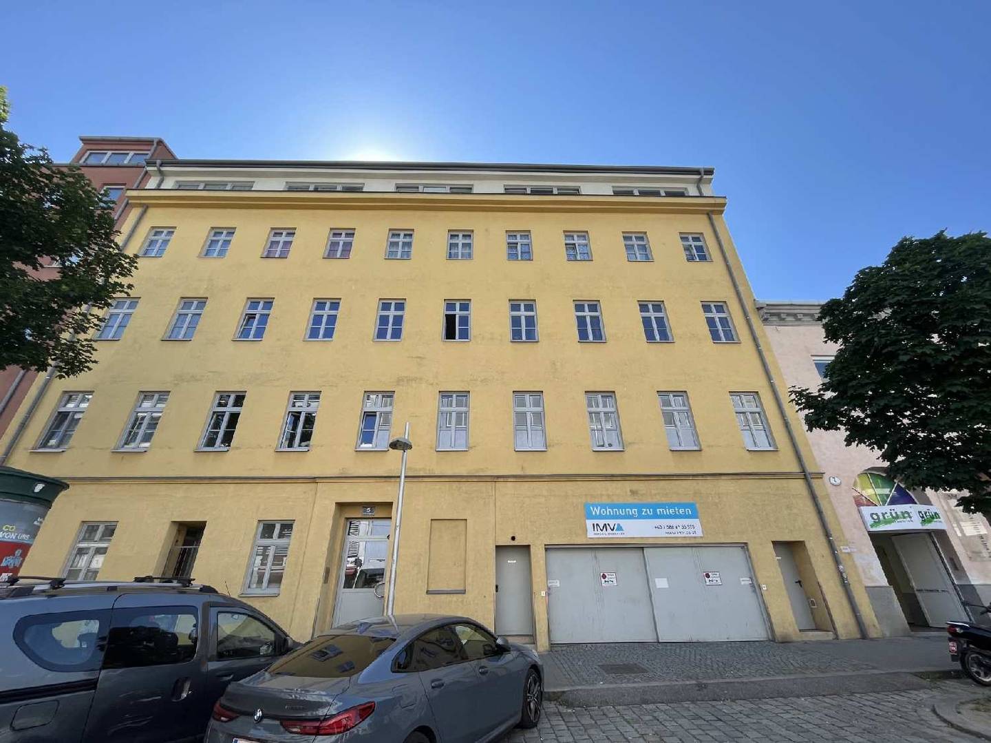 Bright Altbauwohnung with south facing loggia and garden view