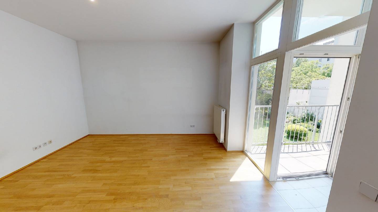 Bright Altbauwohnung with south facing loggia and garden view