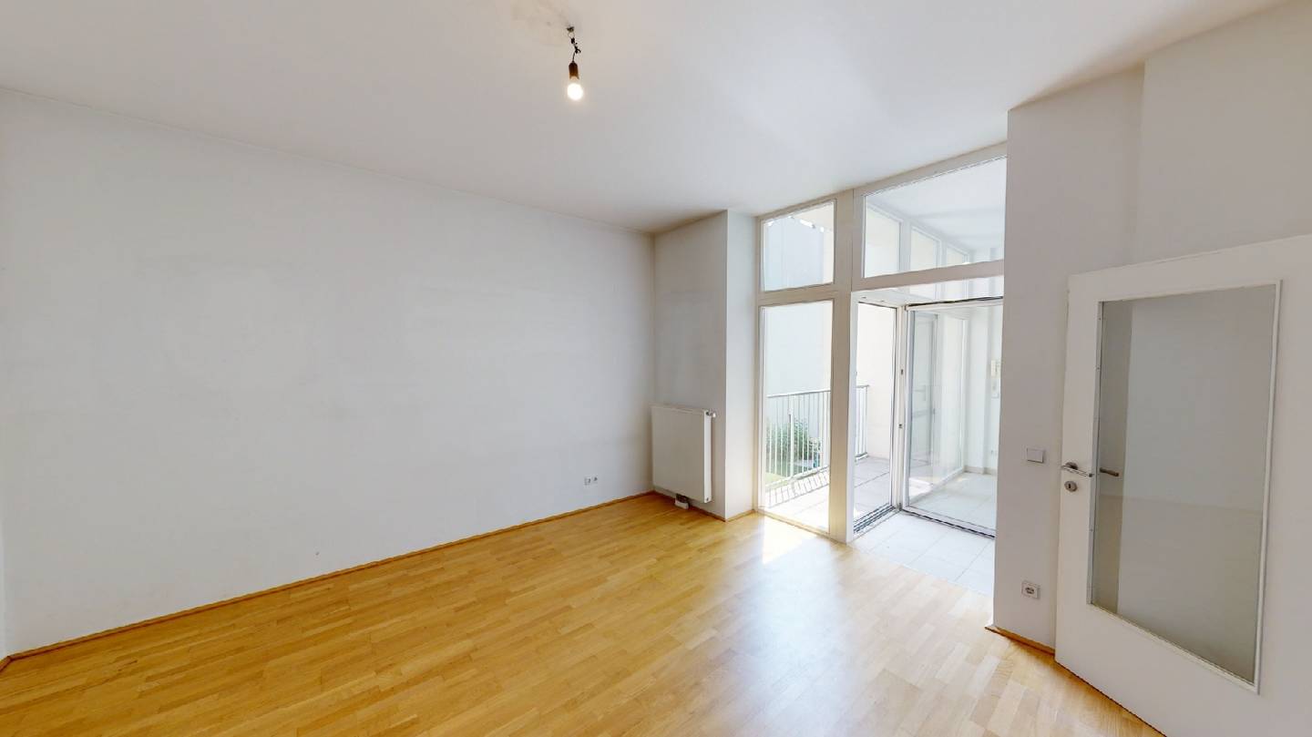 Bright Altbauwohnung with south facing loggia and garden view