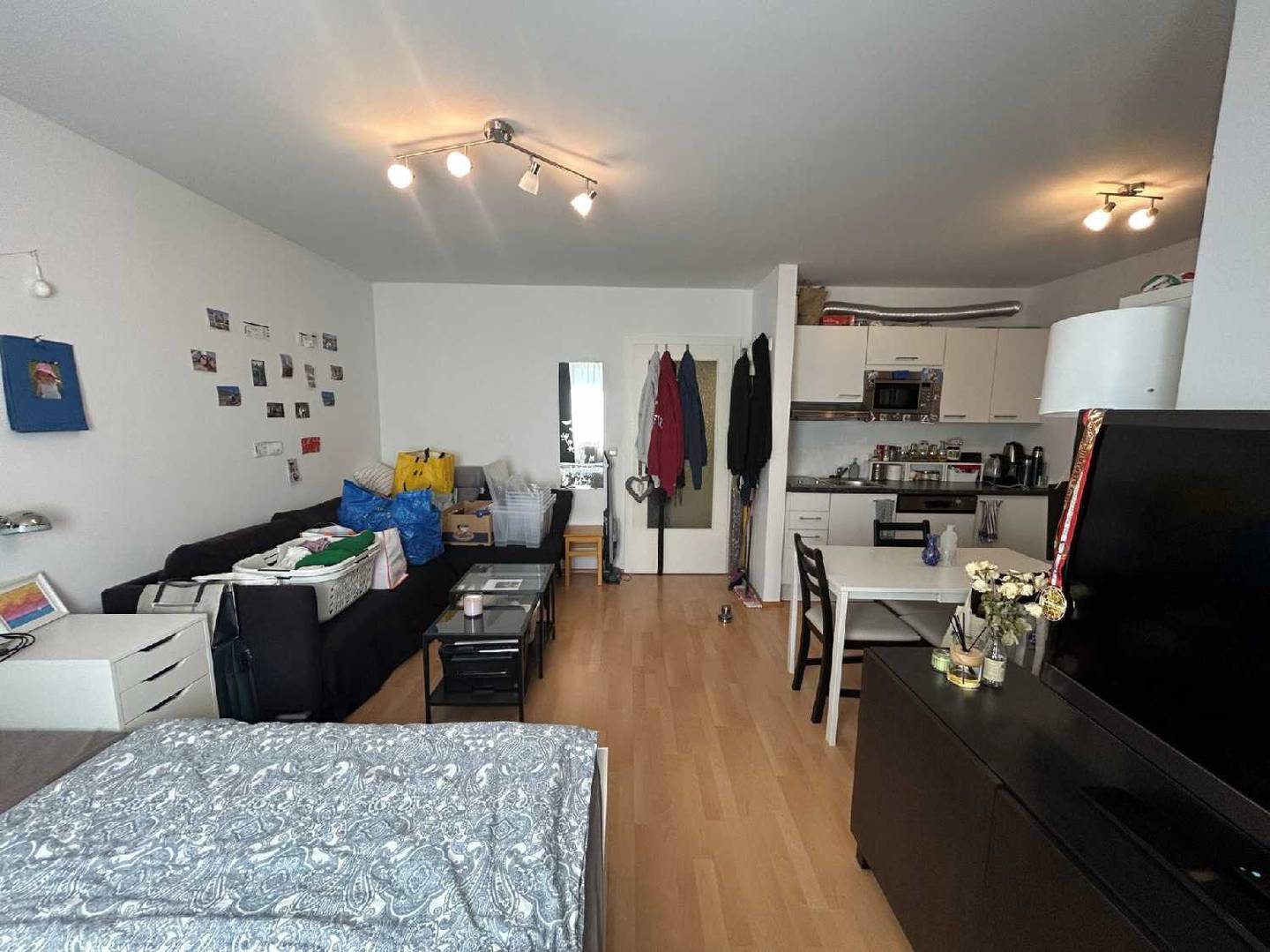 Bright single Wohnung with lift and fitted kitchen