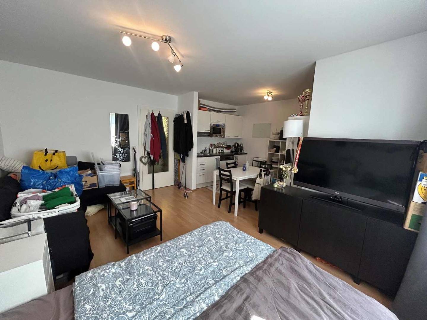 Bright single Wohnung with lift and fitted kitchen