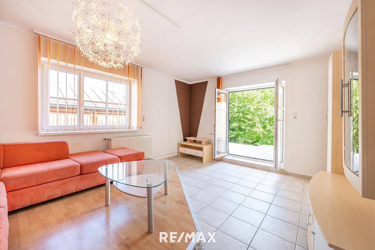 Familienwohnung mit Pool Garage und sonnigem Garten