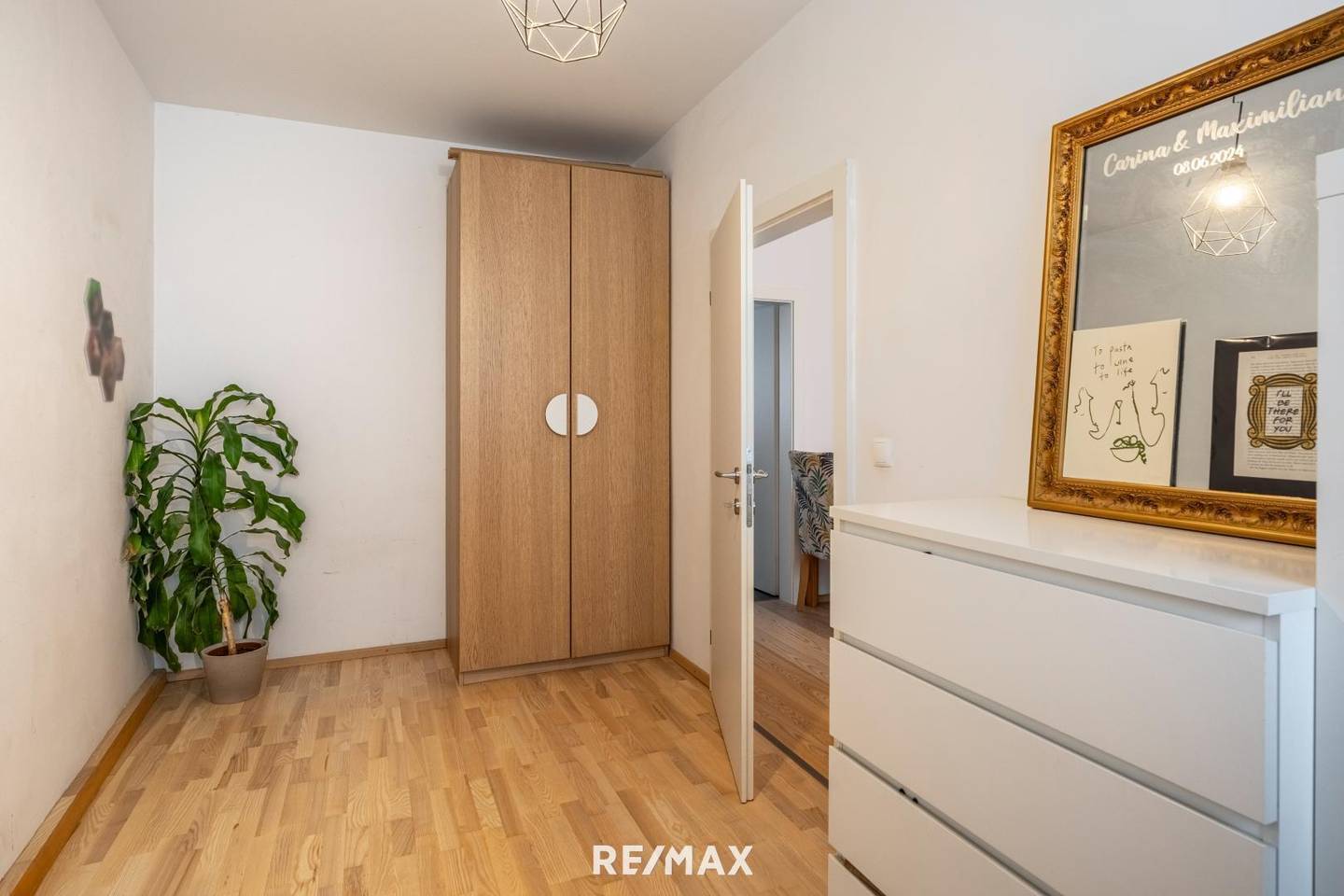 Move in ready apartment near Lorettowiese with large cellar