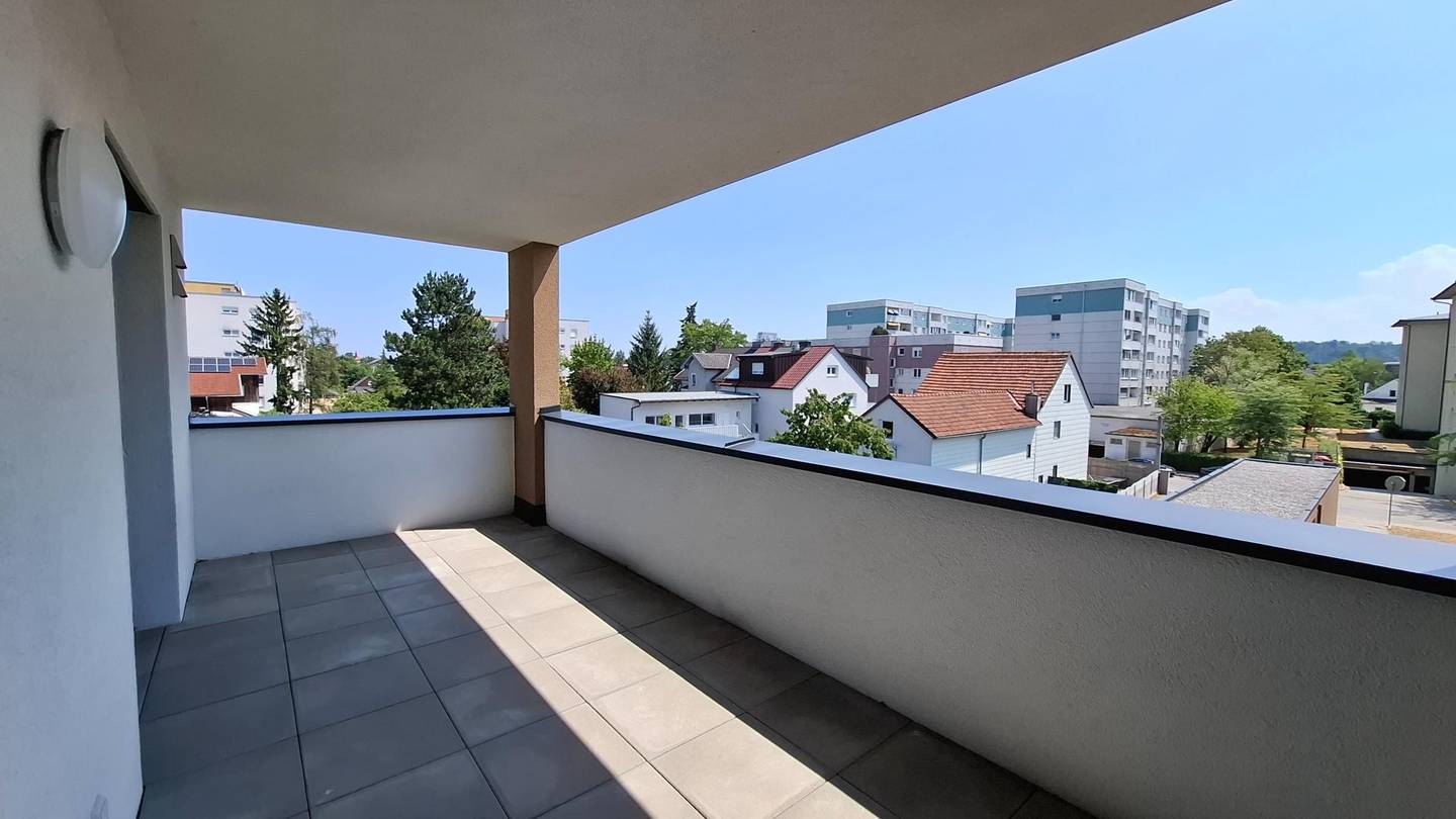 Neuwertige Wohnung mit Loggia und Tiefgaragenstellplatz