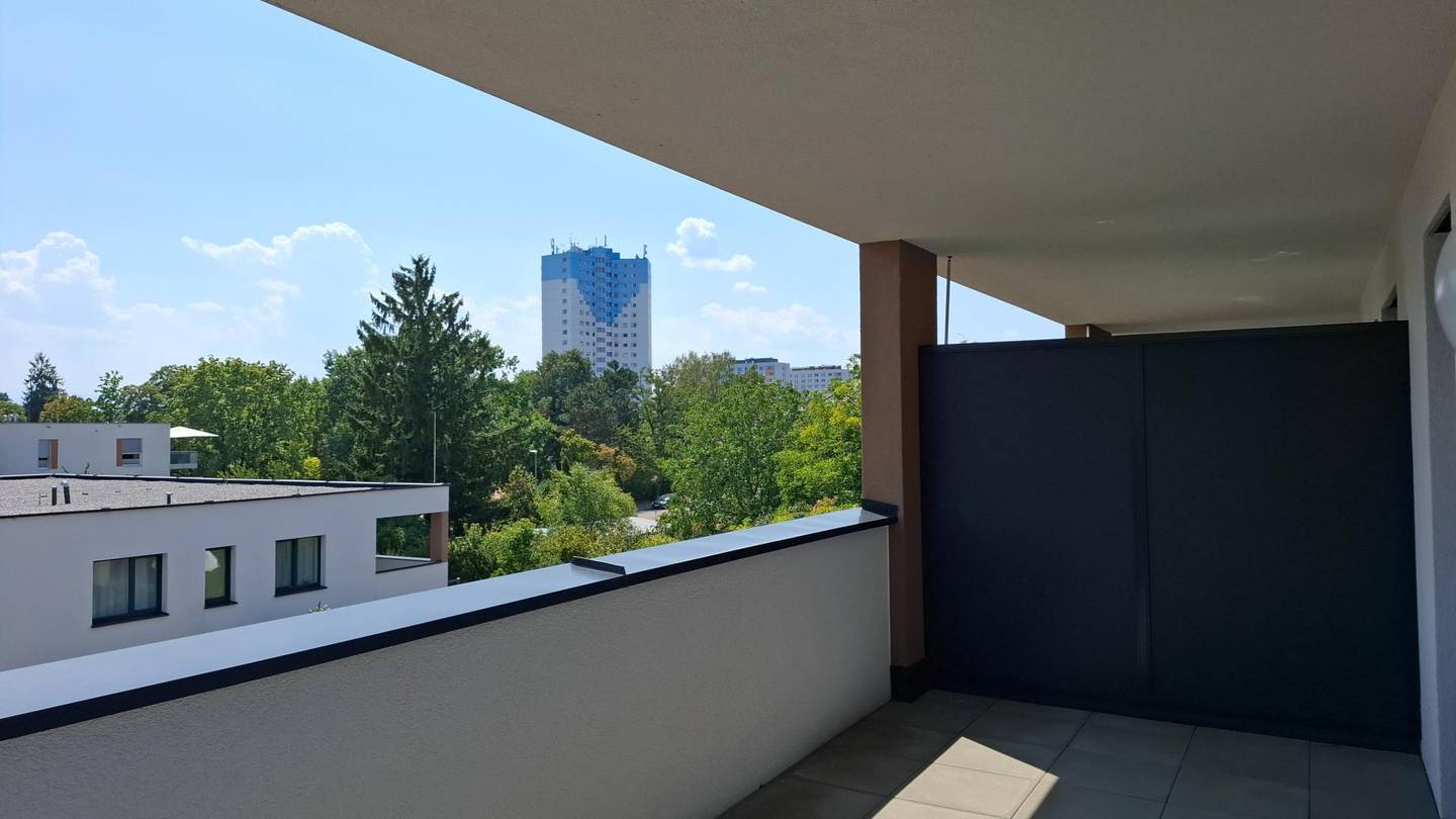 Neuwertige Wohnung mit Loggia und Tiefgaragenstellplatz