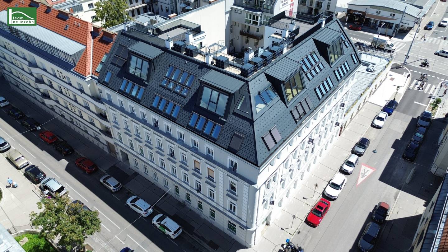 High-quality and Charming Period Building with Good Connection to the Center. Top Amenities.