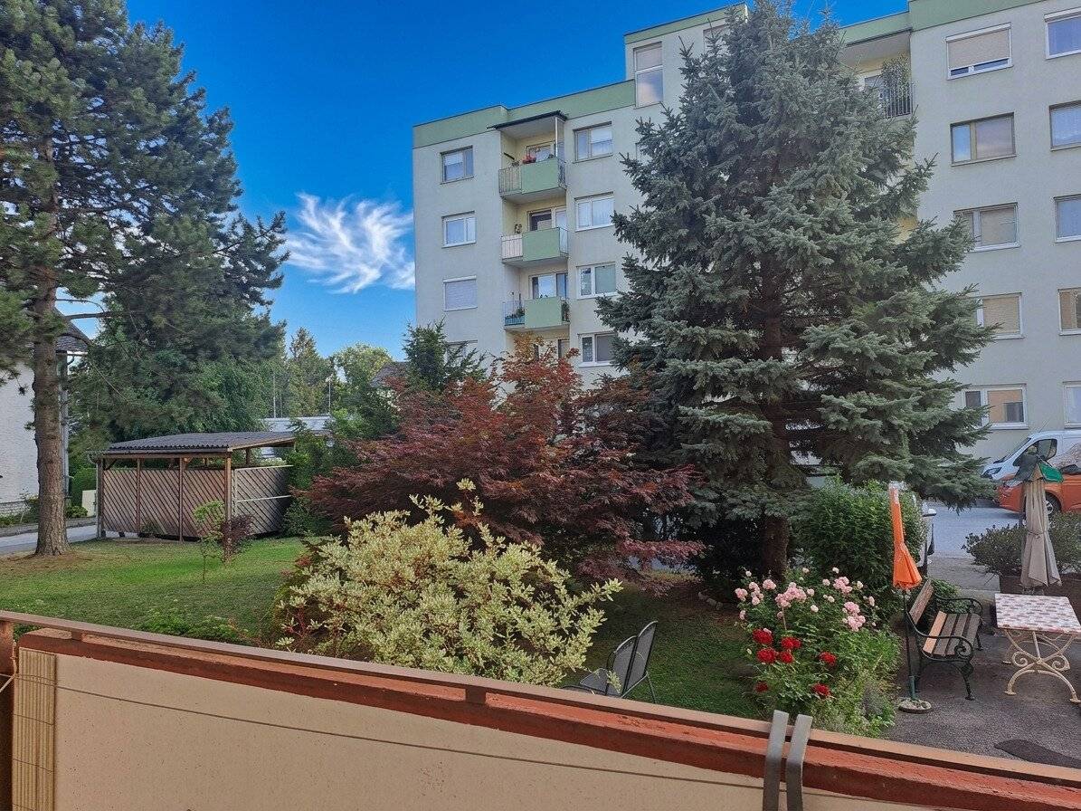Quiet location on the outskirts of town, spacious 5 room with 2 balconies, communal garden