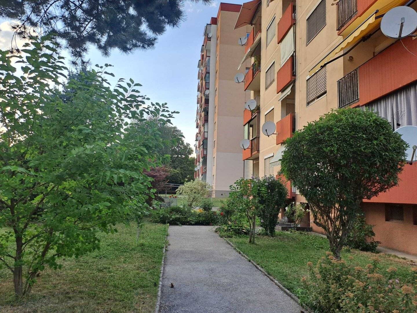 Quiet location on the outskirts of town, spacious 5 room with 2 balconies, communal garden