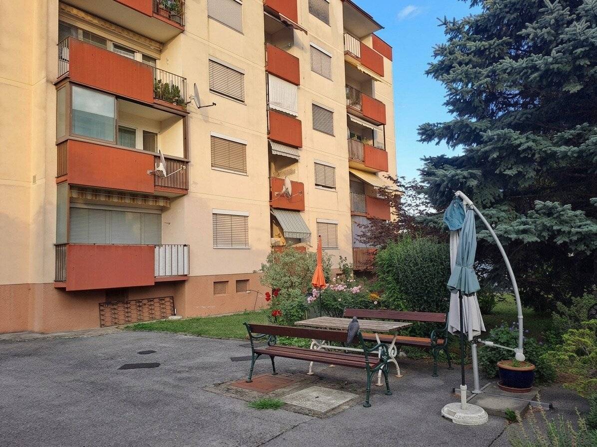 Quiet location on the outskirts of town, spacious 5 room with 2 balconies, communal garden
