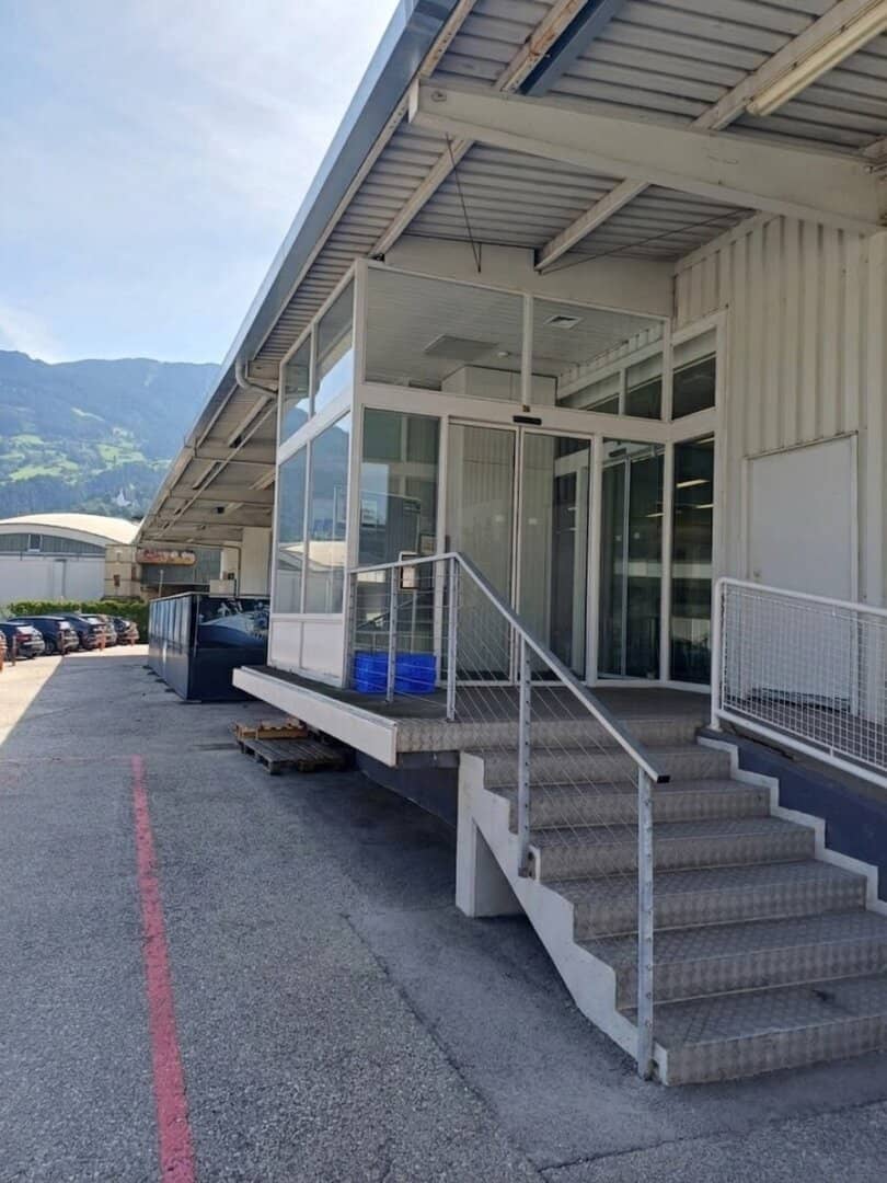 Schwaz: Trade, commercial and business premises including 104 parking spaces available for long-term lease
