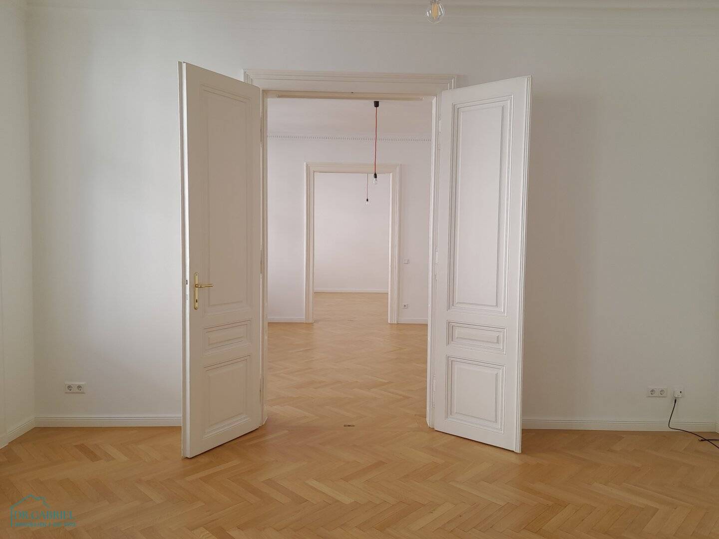 BEAUTIFUL DOWNTOWN PERIOD APARTMENT FOR RENT