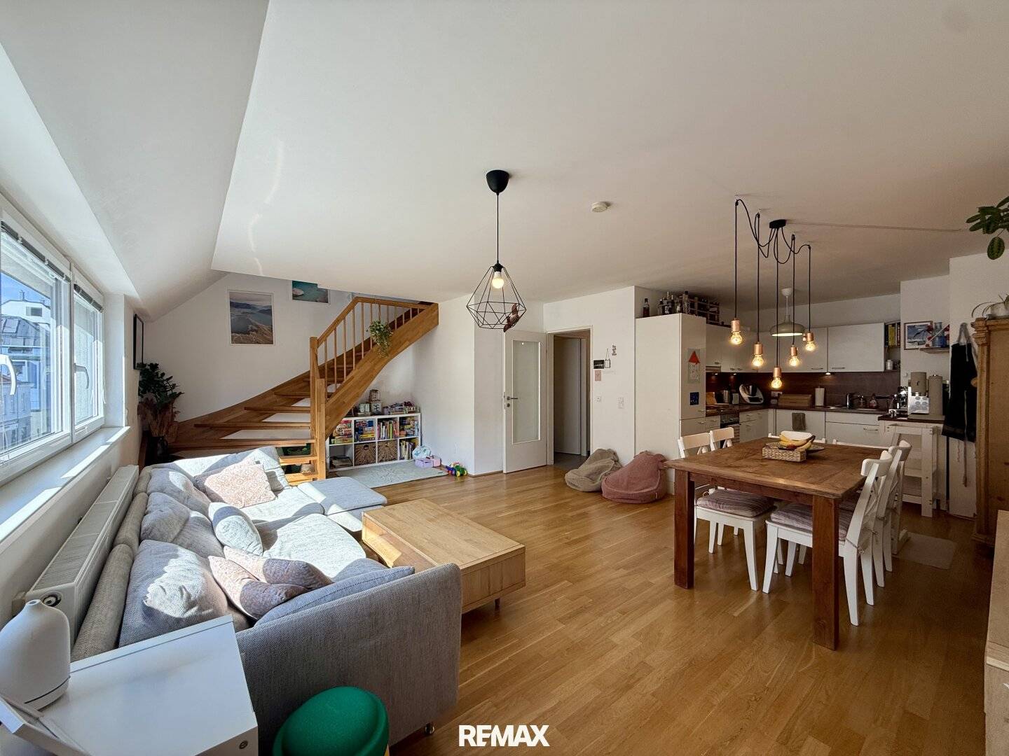 MODERN LIVING ABOVE THE ROOFS OF THE 18th DISTRICT! – Attic maisonette with roof terrace + underground parking space