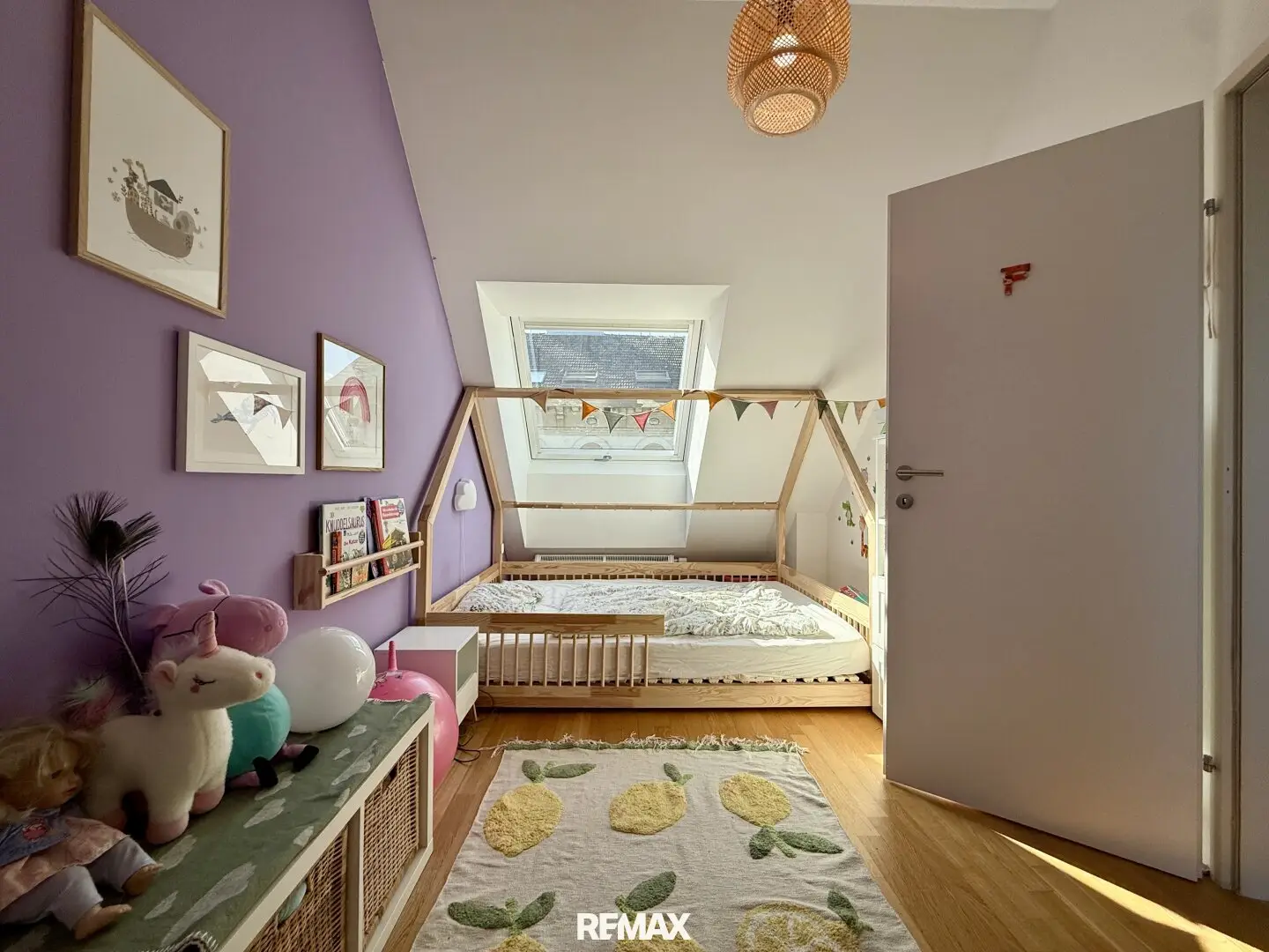 MODERNES WOHNEN ÜBER DEN DÄCHERN DES 18. BEZIRKS! – Dachgeschoss-Maisonette mit Dachterrasse + TG Platz