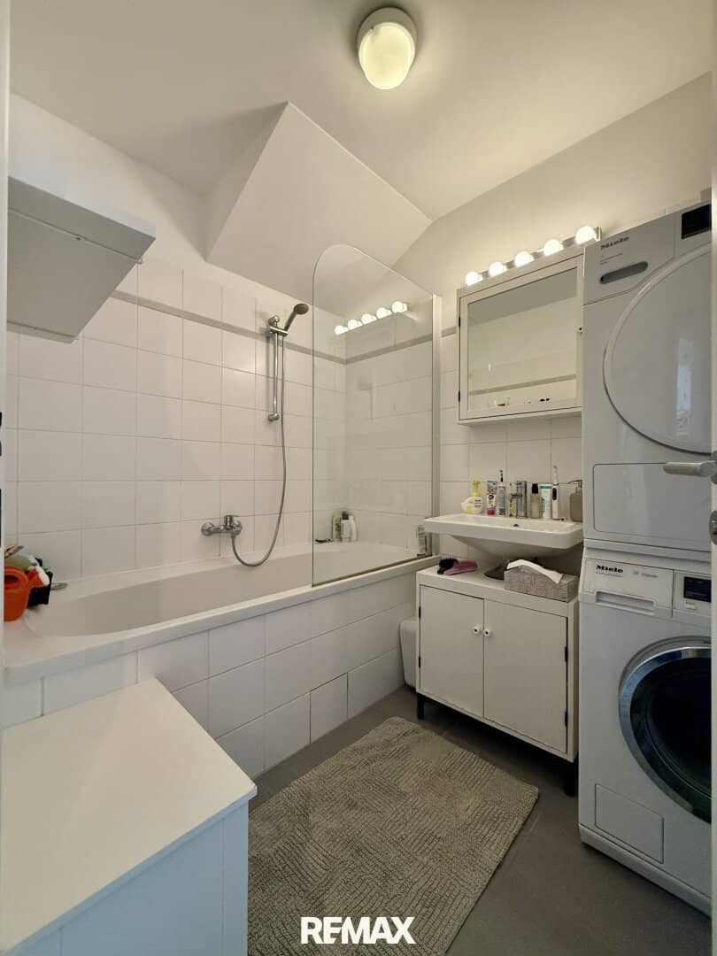 MODERN LIVING ABOVE THE ROOFS OF THE 18th DISTRICT! – Attic maisonette with roof terrace + underground parking space